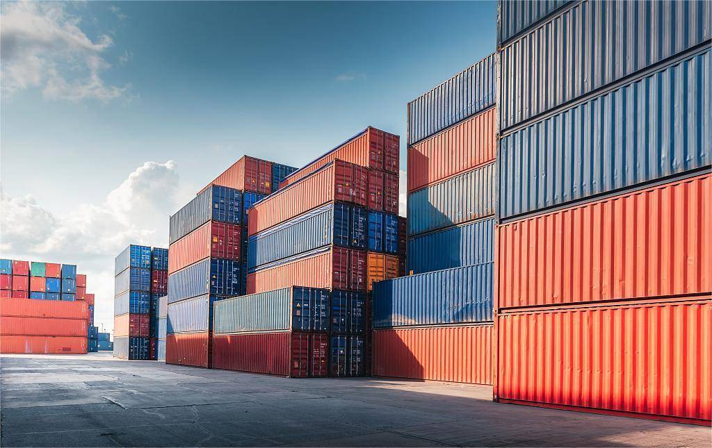 前11个月我国出口同比增长6.7%，集装箱出口实现倍增，“抢出口”效应致11月当月出口增速强于季节性