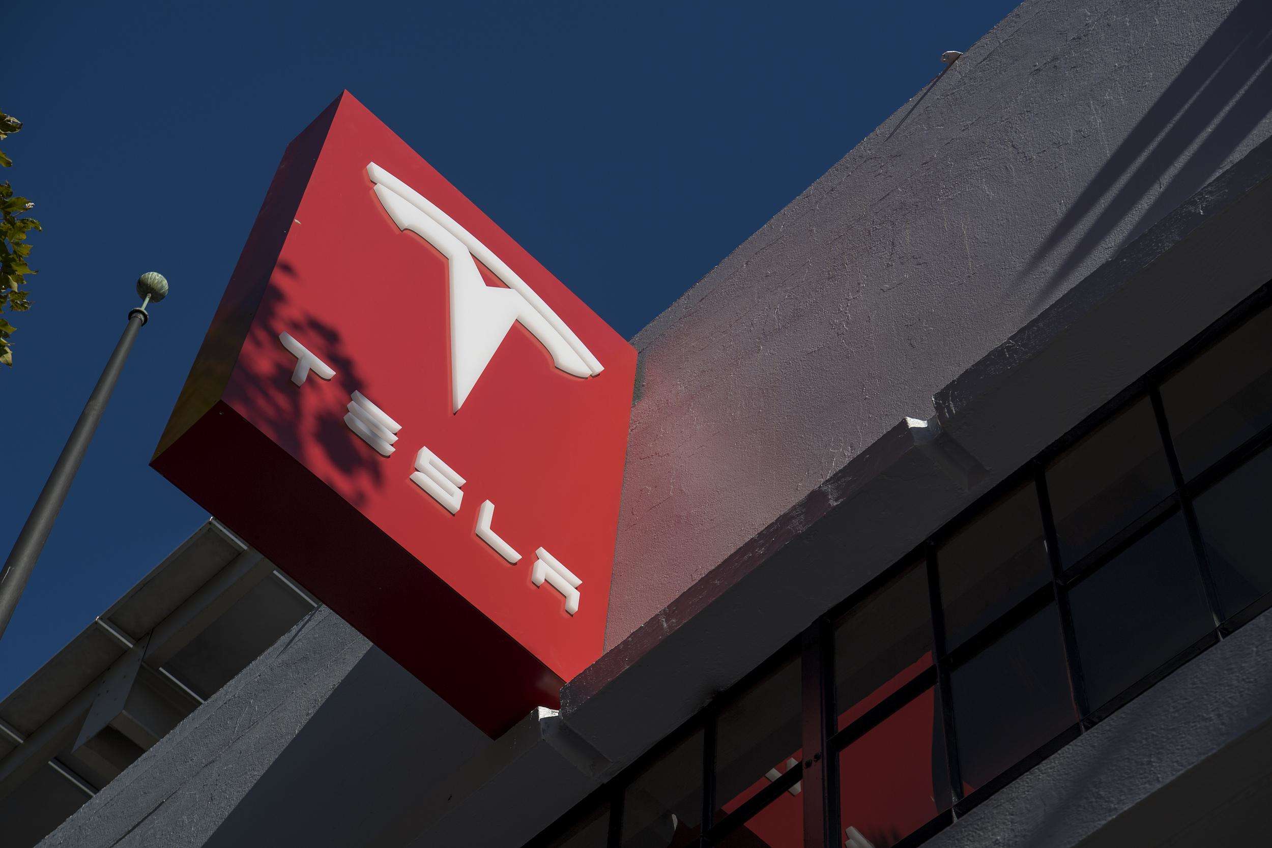 机械设备:特斯拉机器人野外行走,中国机器狗首次交付海外电力巡检