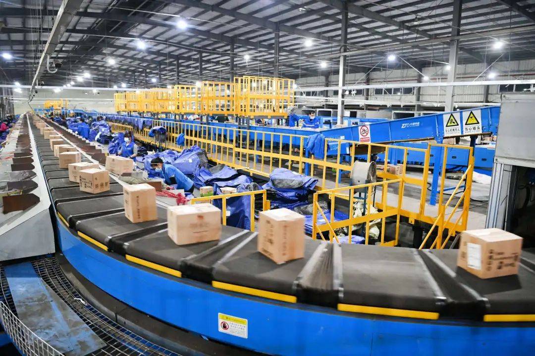 202411光伏行业月度报告:11月国内光伏新增装机同增17.3%,逆变器出口额同比增长8.1%