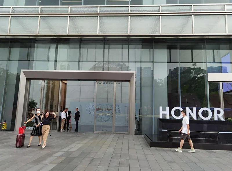 荣耀在全国多地投资成立终端商业公司