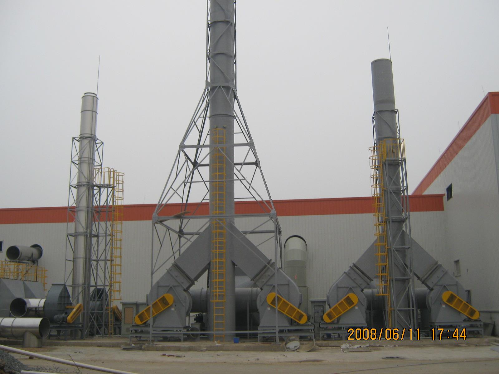 达安基因：公司设置有8套废气处理设施，采用“水喷淋+活性炭吸附”的处理工艺