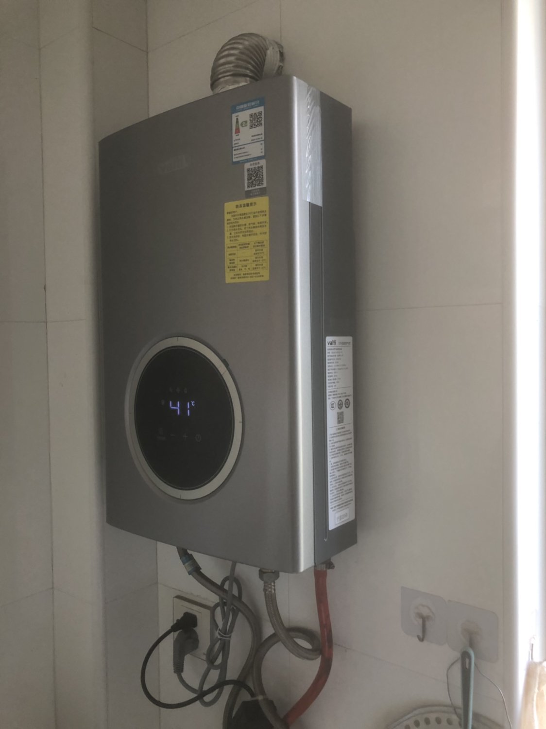 华帝股份:率先推出燃热行业鸿蒙智联新品智能燃气热水器JW6i