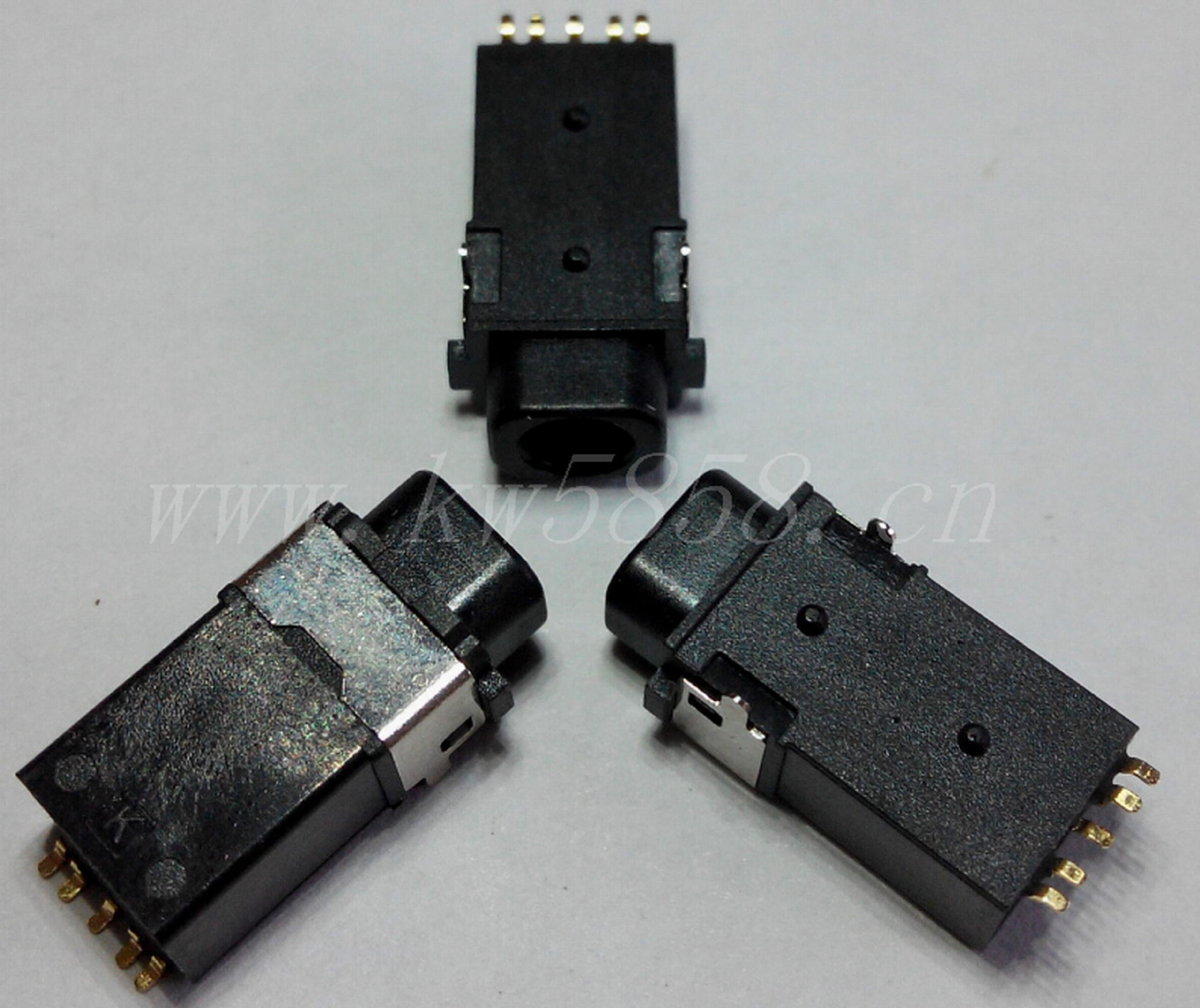 紫光国微:公司GLASS2016谐振器产品、SMD1612Seam封装研发成功,新规格产品TSX产品、TF产品实现开发与量产,多款产品通过AEC-Q200车规级可靠性验证