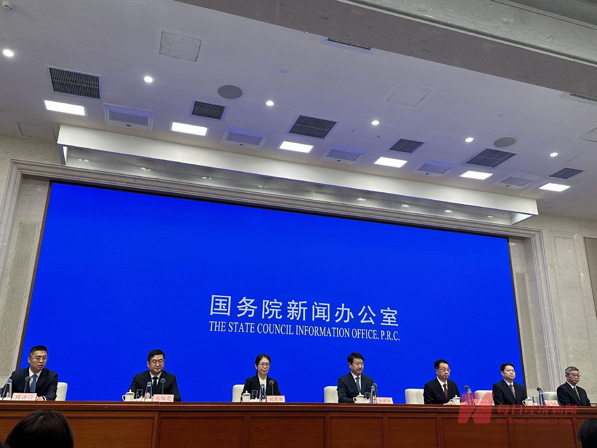 新能源汽车去年消费破2万亿 工信部答每经问：产业非理性竞争问题比较突出，将完善政策规范秩序