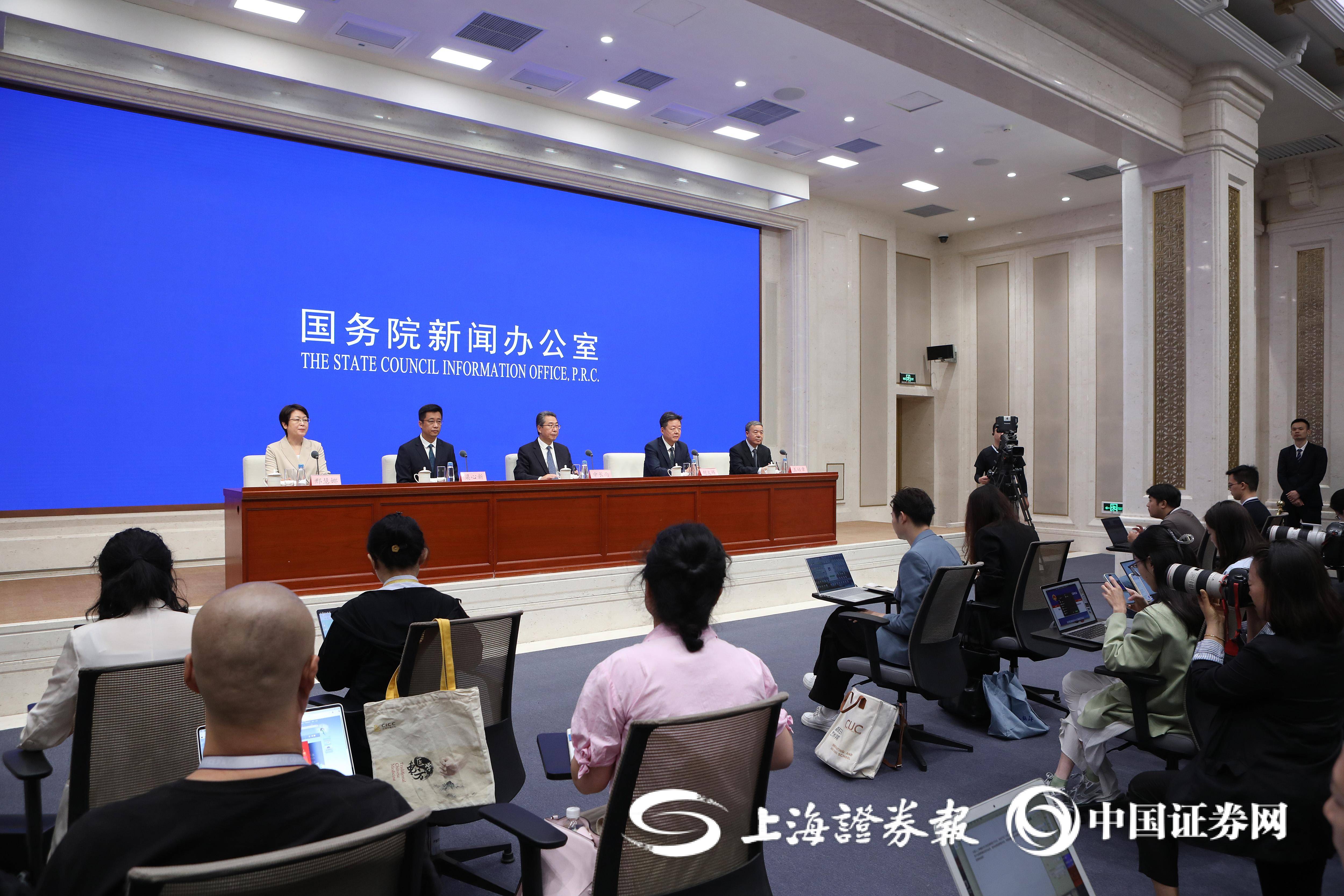 “十四五”期间法治中国建设有何成就？中央政法委：去年刑事案件立案数同比下降25.7%，我国是世界上公认的最安全的国家之一