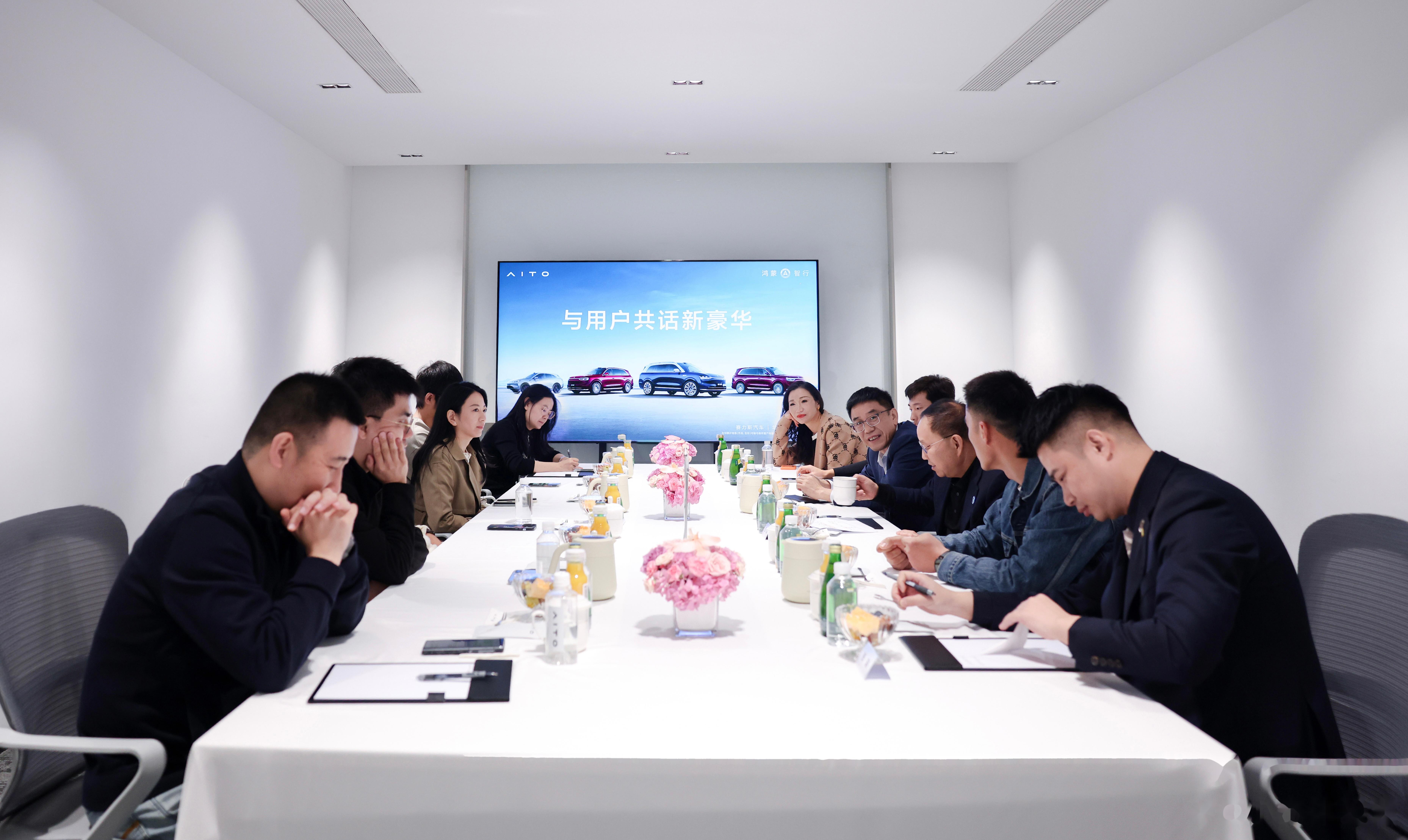 赛力斯张兴海亮相鸿蒙智行年度直播:我们是新汽车时代的同路人