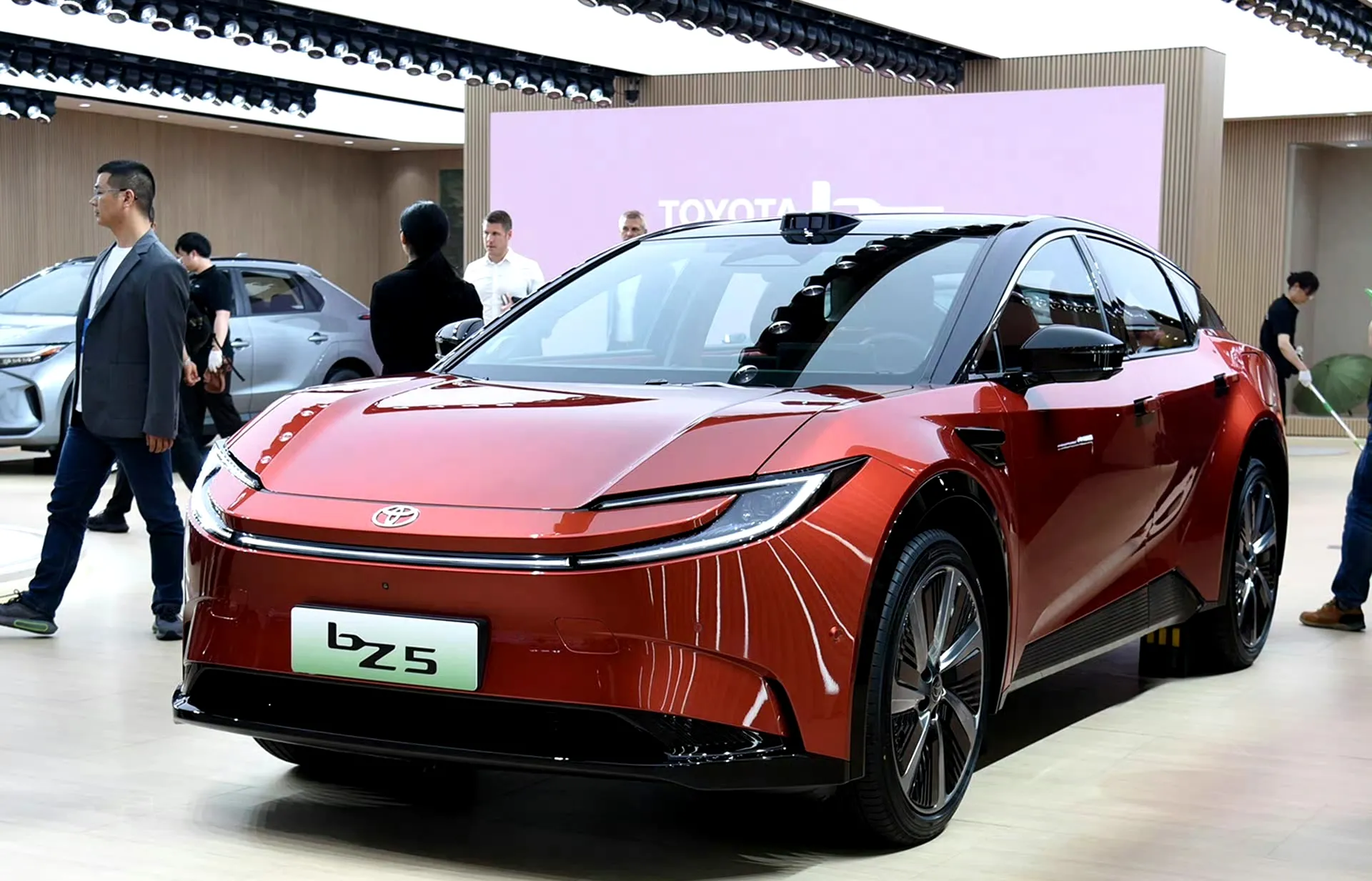 2024至2025年实现家电以旧换新1.92亿台，汽车以旧换新中新能源汽车占比近六成，带动绿色消费市场规模稳步扩大