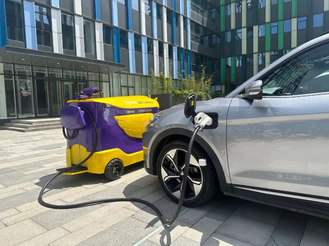 智元机器人核心数据曝光 董事长预计2025年销售额超10亿元