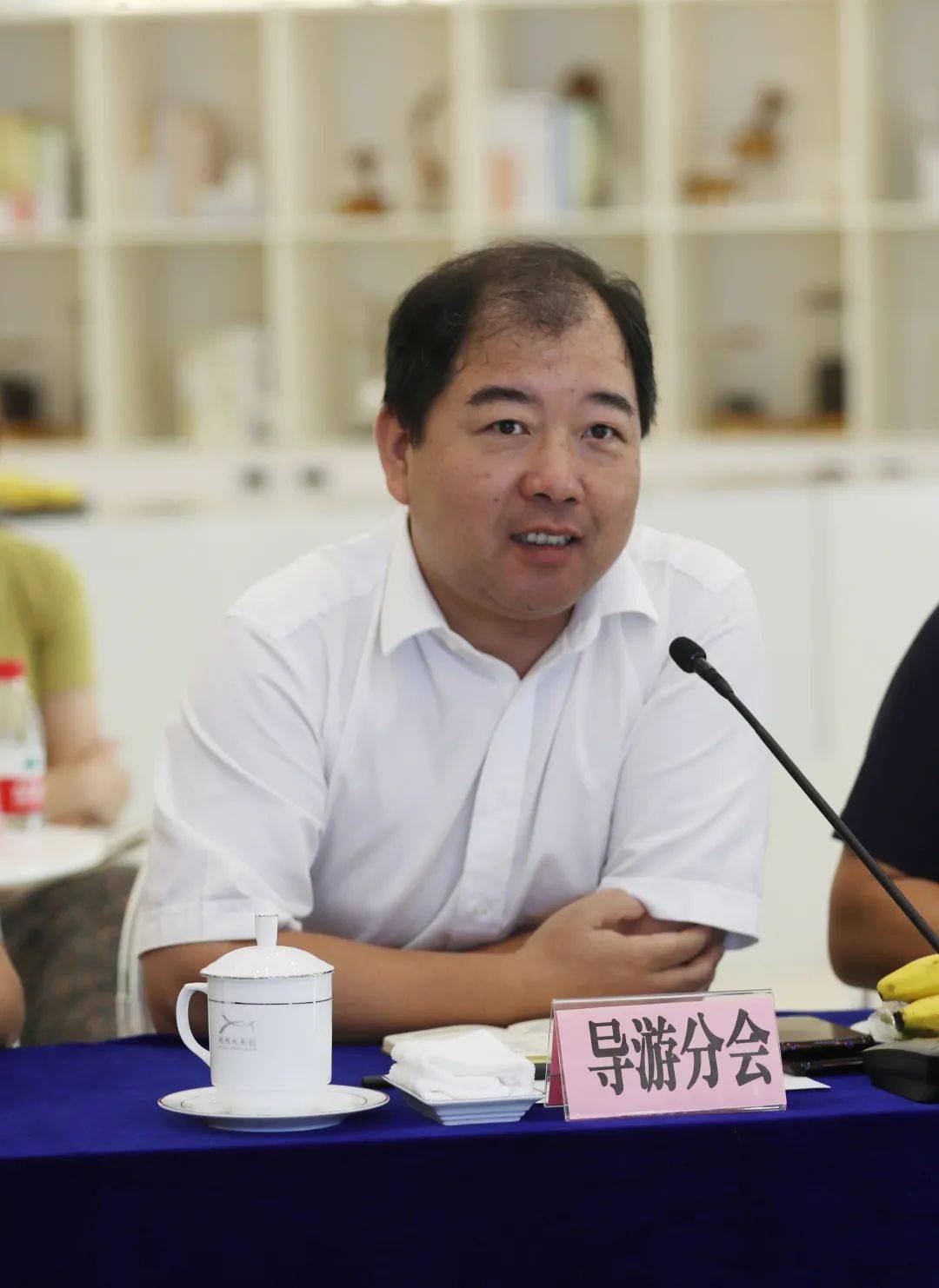 食品饮料行业周报：两会政策红利释放，行业复苏确定性提升