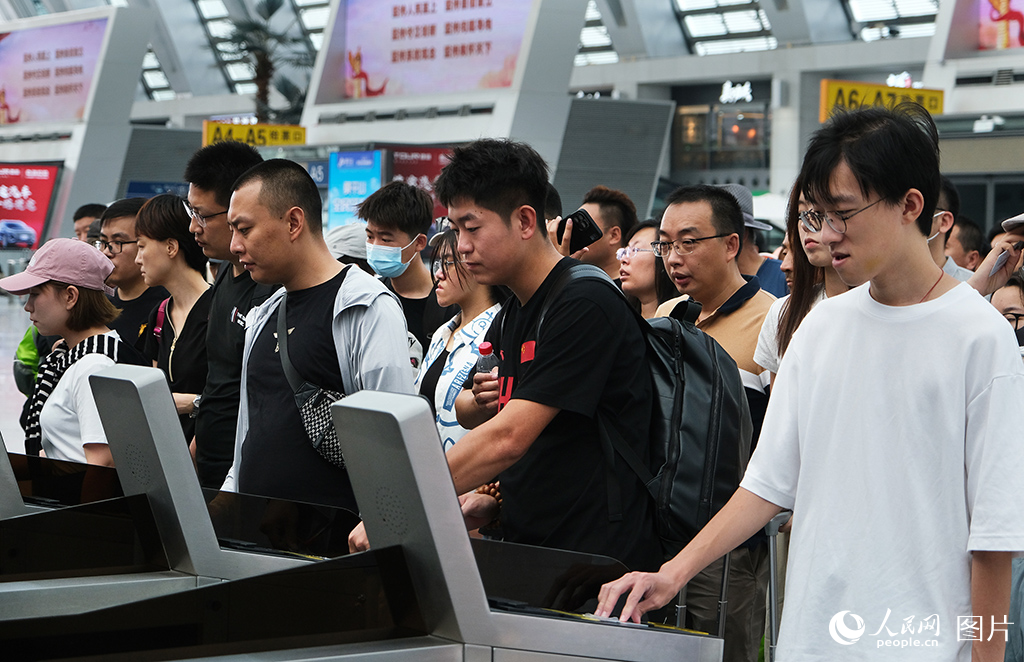 暑运收官 拱北口岸暑期迎客近2200万人次