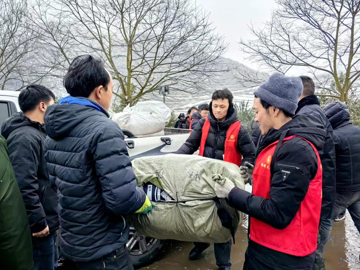 泥石流灾害后群众转移安置 他们替全村“守家”
